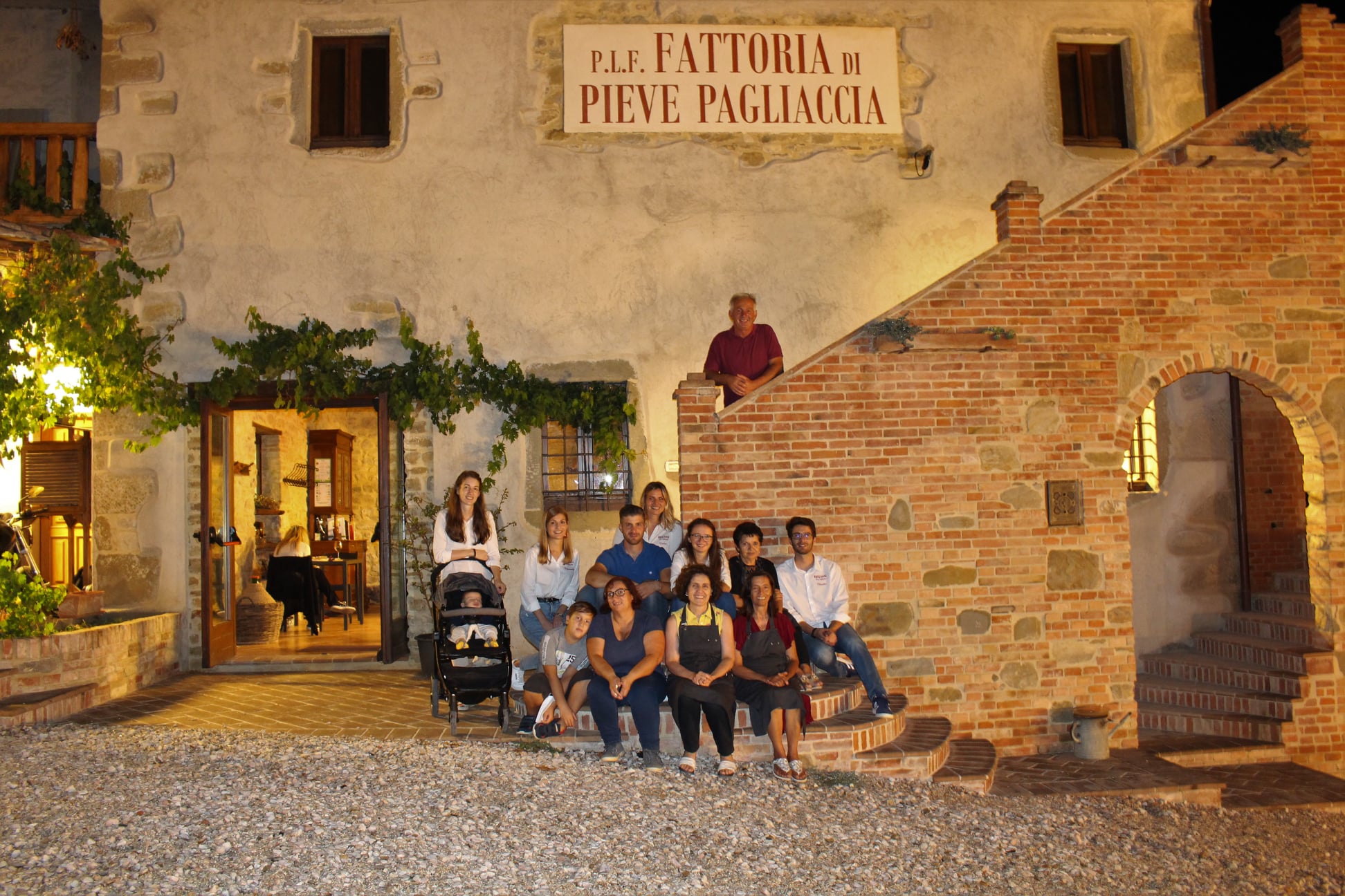 5 generazioni di Brugnoni riunite davanti alla fattoria